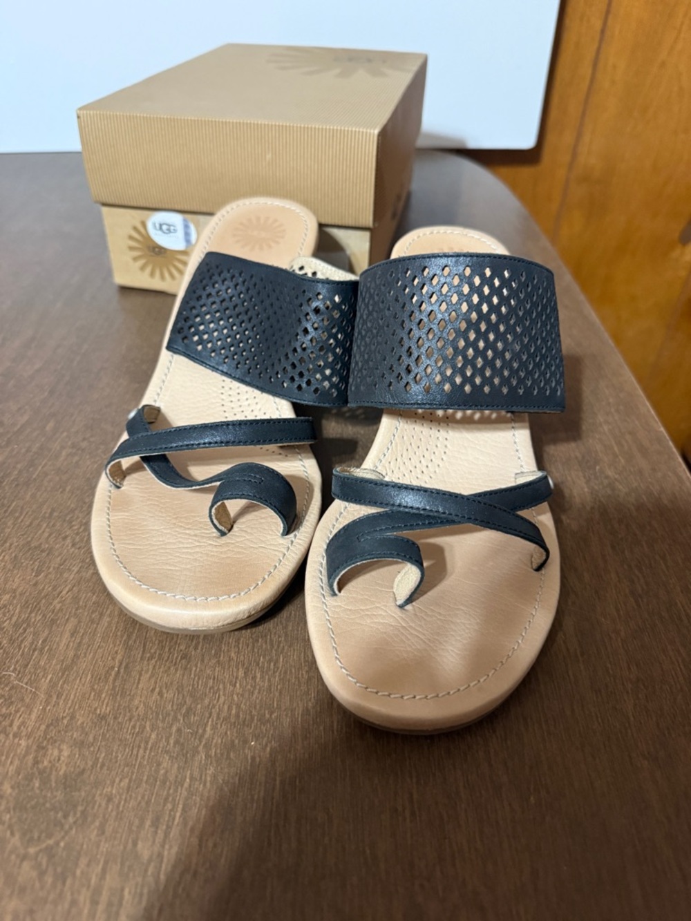 UGG Australia F30012L Women's Black/Tan Leather Toe Loop Wedge Sandal Size 11